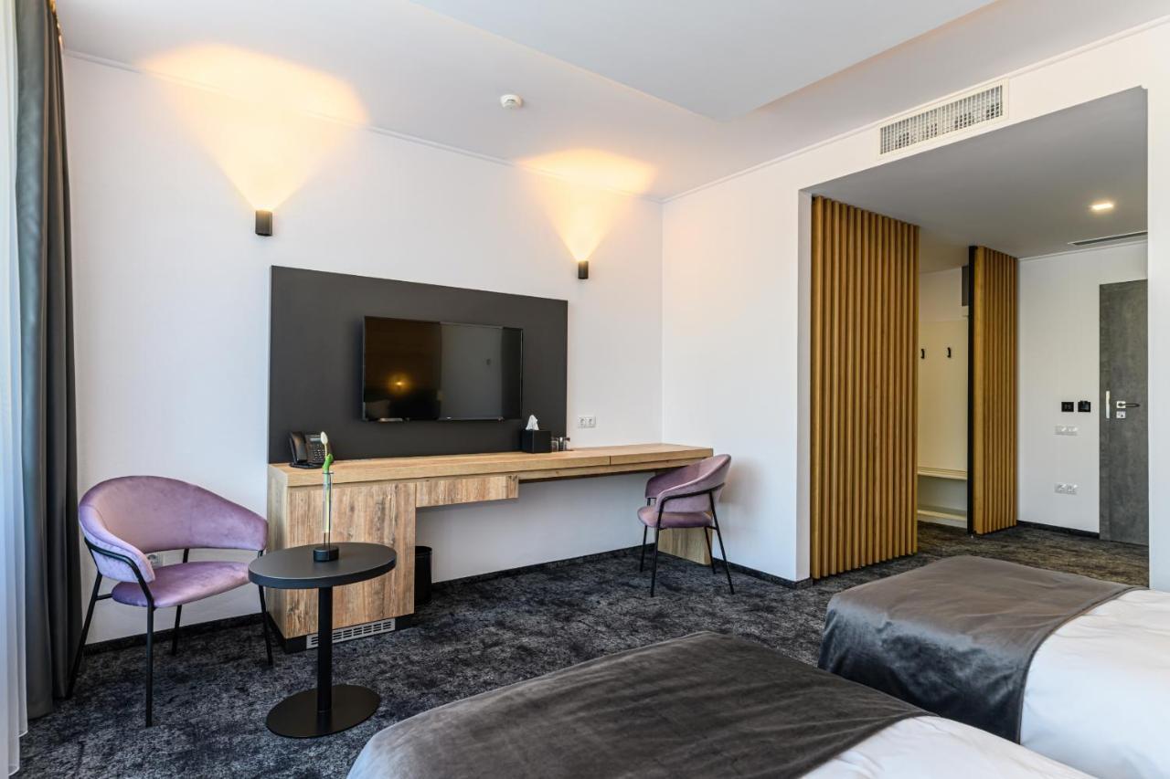 B The Hotel Sfantu Gheorghe  Exterior photo
